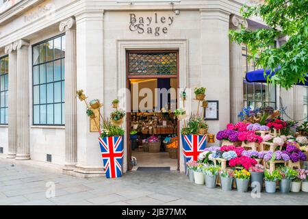 LONDON, Großbritannien - 03. JUNI 2022: Der Laden von Bayley and Sage wurde im Februar 2021 in Belgravia eröffnet und bietet eine ausgezeichnete Auswahl an frischen Qualitätprodukten Stockfoto