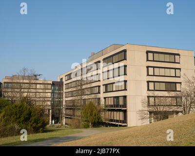 Zürich, Schweiz - März 26. 2022: Universitätscampusgebäude im Irchelpark. Stockfoto