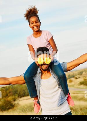 Kind Tochter Familie glücklich alleinerziehender Vater Liebe Spaß zusammen Mädchen fröhlich Feld im Freien natue Sommer Stockfoto