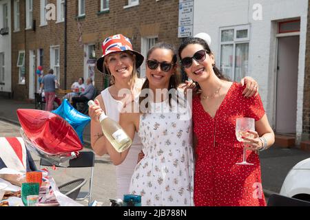 Windsor, Großbritannien. 3.. Juni 2022. Die Bewohner der Bexley Street in Windsor hatten heute viel Spaß bei ihrer Straßenparty anlässlich des Platinum Jubilee. Quelle: Maureen McLean/Alamy Live News Stockfoto