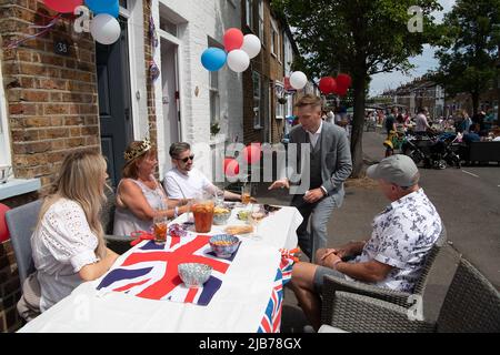 Windsor, Großbritannien. 3.. Juni 2022. Die Bewohner der Bexley Street in Windsor hatten heute viel Spaß bei ihrer Straßenparty anlässlich des Platinum Jubilee. Quelle: Maureen McLean/Alamy Live News Stockfoto