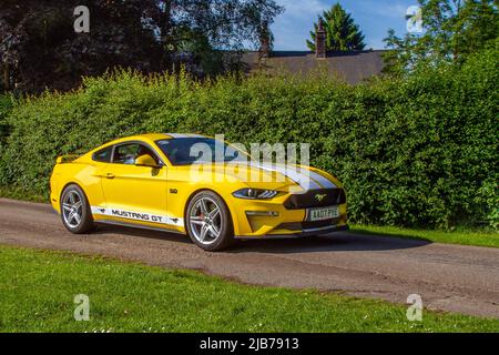 2018 gelber Ford Mustang 5038 ccm Benziner 6-Gang-H, Ankunft in worden Park Motor Village für das Leyland Festival, Großbritannien Stockfoto