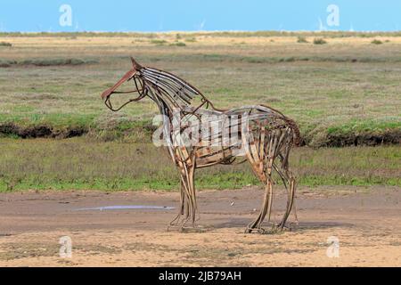 The Lifeboat Horse at Low Tide, eine Metall- und Holzskulptur des Künstlers Rachael Long in Wells-next-the-Sea, Norfolk, England, Großbritannien. Stockfoto