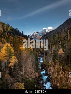 Ein Fluss, der durch ein Bergtal fließt und es in zwei Teile teilt Stockfoto