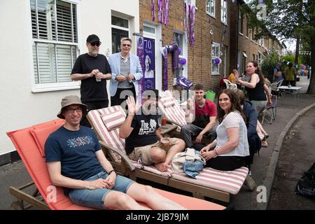 Windsor, Großbritannien. 3.. Juni 2022. Die Bewohner der Bexley Street in Windsor hatten heute viel Spaß bei ihrer Straßenparty anlässlich des Platinum Jubilee. Quelle: Maureen McLean/Alamy Live News Stockfoto