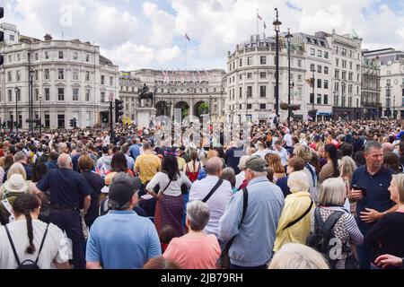 London, Großbritannien. 2.. Juni 2022. Menschenmassen auf dem Trafalgar Square. Zehntausende Menschen versammelten sich im Zentrum Londons, um das Platin-Jubiläum der Königin am ersten Tag eines besonderen, erweiterten viertägigen Wochenendes anlässlich des 70.. Jahrestages der Thronbesteigung der Königin zu feiern. Stockfoto