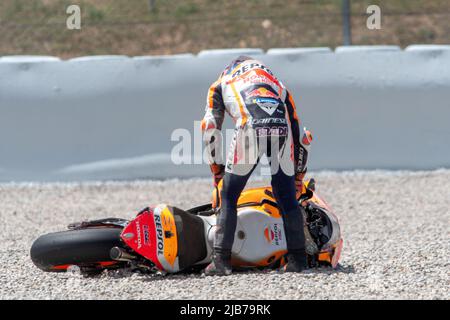 BARCELONA, SPANIEN - JUNI 03 GP ENERGY OF CATALUNYA-FREE PRACTICE der deutsche Fahrer Bradl vom Repsol Honda Team während des MotoGP of Catalunya FREE PRACTICE auf dem Circuit de Barcelona-Catalunya am 03. Juni 2022 in Barcelona, Spanien. Stockfoto