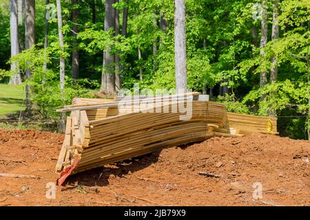 Rahmung des im Bau befindlichen Holzhausgebäudes Rahmenstruktur auf Neuentwicklung Stockfoto