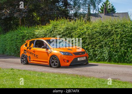 AIRTEC MOTORSPORT 2010 oranger Ford Focus ST-3 2521 ccm Benziner 6-Gang-Sportwagen mit Schaltgetriebe, der zum Leyland Festival in Großbritannien im Worden Park Motor Village eintrifft Stockfoto