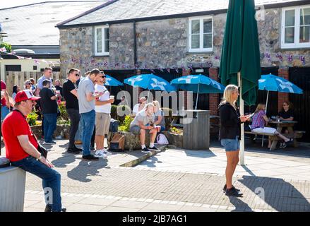 Camborne,Cornwall,UK,3.. Juni 2022,die Boys-Band spielte live auf dem Parkplatz des Tyacks Hotels in Camborne im Rahmen der Jubilee-Feierlichkeiten der Königin. Die Leute feierten die Musik, die von einer großen Bühne umgeben war und die an diesem Abend von Thunderstruck um 9pm Uhr ihren Höhepunkt erreichen wird.Quelle: Keith Larby,Alamy Live News Stockfoto