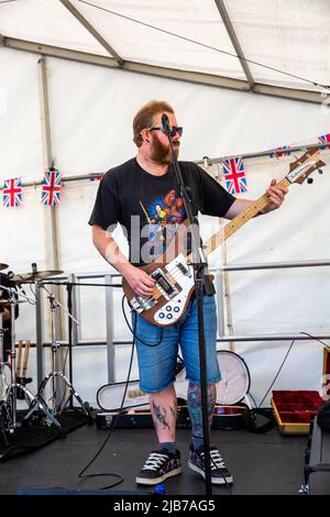 Camborne,Cornwall,UK,3.. Juni 2022,die Boys-Band spielte live auf dem Parkplatz des Tyacks Hotels in Camborne im Rahmen der Jubilee-Feierlichkeiten der Königin. Die Leute feierten die Musik, die von einer großen Bühne umgeben war und die an diesem Abend von Thunderstruck um 9pm Uhr ihren Höhepunkt erreichen wird.Quelle: Keith Larby,Alamy Live News Stockfoto