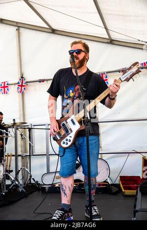 Camborne,Cornwall,UK,3.. Juni 2022,die Boys-Band spielte live auf dem Parkplatz des Tyacks Hotels in Camborne im Rahmen der Jubilee-Feierlichkeiten der Königin. Die Leute feierten die Musik, die von einer großen Bühne umgeben war und die an diesem Abend von Thunderstruck um 9pm Uhr ihren Höhepunkt erreichen wird.Quelle: Keith Larby,Alamy Live News Stockfoto