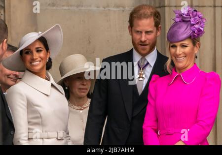 Prinz Harry, Meghan, die Gräfin von Sussex und Zara Tindall nehmen an einem Thanksgiving-Gottesdienst zum Platin-Jubiläum der Königin in der St. Pauls Cathedral Teil Stockfoto