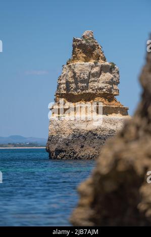 Panorama des Touristen Praia do Camilo de Lagos an der Algarve, Portugal im Sommer 2022. Stockfoto