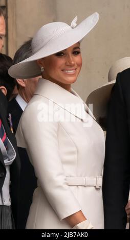 Meghan, die Gräfin von Sussex, nimmt an einem Thanksgiving-Gottesdienst zum Platin-Jubiläum der Königin in der St. Pauls Cathedral Teil Stockfoto