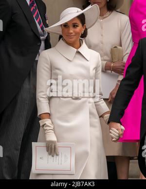 Prinz Harry und Meghan, die Gräfin von Sussex, nehmen an einem Thanksgiving-Gottesdienst zum Platin-Jubiläum der Königin in der St. Pauls Cathedral Teil Stockfoto