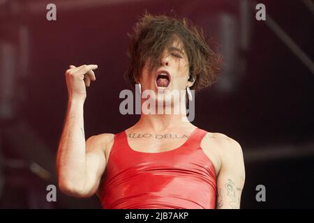 Nurburg, Deutschland. 03.. Juni 2022. 03. Juni 2022, Rheinland-Pfalz, Nürburg: Frontmann-Frontmann Damiano David tritt mit der italienischen Rockband Maneskin auf der Hauptbühne des Open-Air-Festivals 'Rock am Ring' auf. Frontmann Damiano David tritt mit der italienischen Rockband Maneskin auf der Hauptbühne des Open-Air-Festivals 'Rock am Ring' auf. Foto: Thomas Frey/dpa Quelle: dpa picture Alliance/Alamy Live News Stockfoto