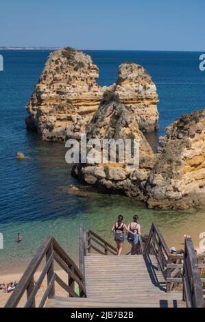 Lagos, Portugal. 2022 Mai 06 . Panorama des Touristen Praia do Camilo de Lagos an der Algarve, Portugal im Sommer 2022. Stockfoto