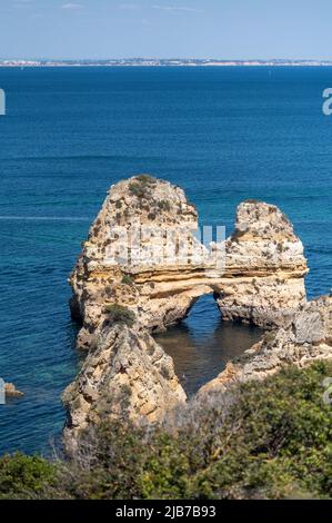 Panorama des Touristen Praia do Camilo de Lagos an der Algarve, Portugal im Sommer 2022. Stockfoto