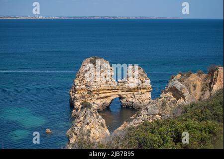 Panorama des Touristen Praia do Camilo de Lagos an der Algarve, Portugal im Sommer 2022. Stockfoto