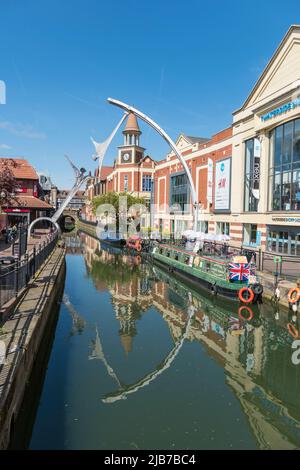 River Witham mit Blick nach Westen und Empowerment-Skulptur über den Fluss lincoln 2022 Stockfoto