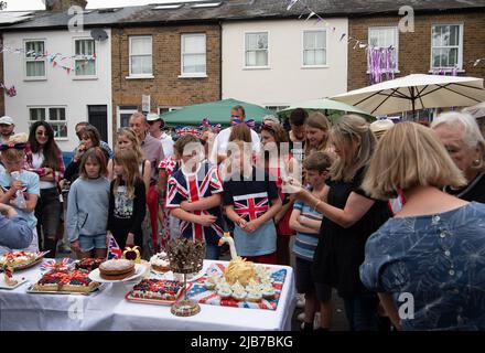 Windsor, Großbritannien. 3.. Juni 2022. Die Bewohner der Bexley Street in Windsor hatten heute viel Spaß bei ihrer Straßenparty anlässlich des Platinum Jubilee. Quelle: Maureen McLean/Alamy Live News Stockfoto