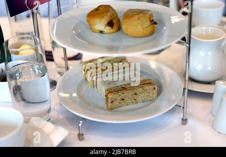 Ein allgemeiner Blick auf den Nachmittagstee in der Derby Suite am Ladies Day während des Cazoo Derby Festival 2022 auf der Epsom Racecourse, Surrey. Bilddatum: Freitag, 3. Juni 2022. Stockfoto