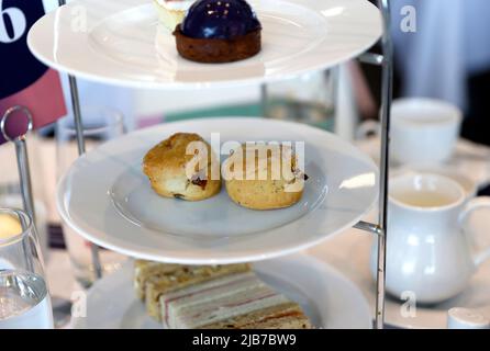 Ein allgemeiner Blick auf den Nachmittagstee in der Derby Suite am Ladies Day während des Cazoo Derby Festival 2022 auf der Epsom Racecourse, Surrey. Bilddatum: Freitag, 3. Juni 2022. Stockfoto