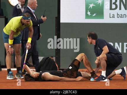 Paris, Frankreich. 03.. Juni 2022. Alexander Zverev aus Deutschland, der auf dem Platz den dritten Platz erreicht hat, hat Schmerzen, da sein Gegner Rafael Nadal aus Spanien sich zu ihm neigt, nachdem er sich am Freitag, den 3. Juni 2022, während des Halbfinalsspiels der French Tennis Open in Roland Garros bei Paris, Frankreich, selbst verletzt hat. Zverev war gezwungen, sich zurückzuziehen und Nadal zu verlassen, um am Sonntag das Finale zu erreichen. Foto von Maya Vidon-White/UPI Credit: UPI/Alamy Live News Stockfoto