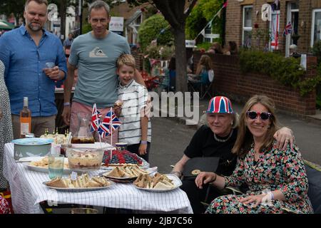 Windsor, Großbritannien. 3.. Juni 2022. Die Bewohner der Bexley Street in Windsor hatten heute viel Spaß bei ihrer Straßenparty anlässlich des Platinum Jubilee. Quelle: Maureen McLean/Alamy Live News Stockfoto