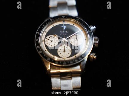 New York, USA. 03.. Juni 2022. Eine Rolex, Ref. 6263, cosmograph Daona, „Oyster Sotto“, „Paul Newman“-Zifferblatt, eine außergewöhnlich seltene Stahl-Chronographen-Armbanduhr, ist am Freitag, den 3. Juni 2022 in New York City bei Christie's zu sehen. Foto von John Angelillo/UPI Credit: UPI/Alamy Live News Stockfoto