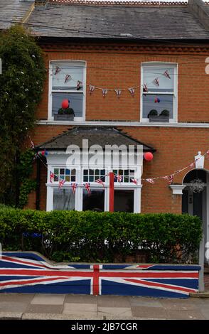 Haus dekoriert mit einer britischen Union Jack Flagge für die Jubiläumsfeier 70. für Königin Elizabeth II gemalt Stockfoto