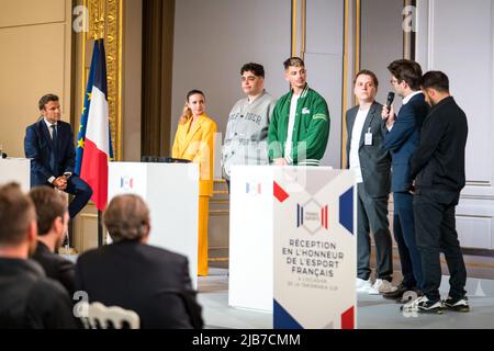 Französischer Präsident Emmanuel Macron der französische Journalist Laure Valee, der französische Unternehmer Kamel Kebir alias Kameto, der französische Unternehmer Amine Mekri alias Prime, neben Fabien Devid, Sebastien Debs und William Belaid bei einem Treffen mit französischen esport-Videospielern im Elysee-Palast in Paris, Frankreich, am 3. Juni 2022. Foto von Gabrielle CEZARD/Pool/ABACAPRESS.COM Stockfoto