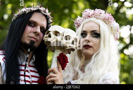 Leipzig, Deutschland. 03.. Juni 2022. Isabell und Oliver aus Berlin kommen zur Eröffnung des Wave-Gotik-Treffens (WGT) im Clara-Zetkin-Park in Leipzig. Nach zwei Jahren koronabezogener Pause trifft sich die schwarze Szene zur Ausgabe 29. des Festivals. Rund 200 Bands treten an rund 50 Veranstaltungsorten auf, Zehntausende Fans der schwarzen Szene, Kostümfreaks, dunkle Hippies, Vampir-Fans und Rokoko-Liebhaber verwandeln die Stadt in einen ganz besonderen Kosmos. Quelle: Hendrik Schmidt/dpa/Alamy Live News Stockfoto