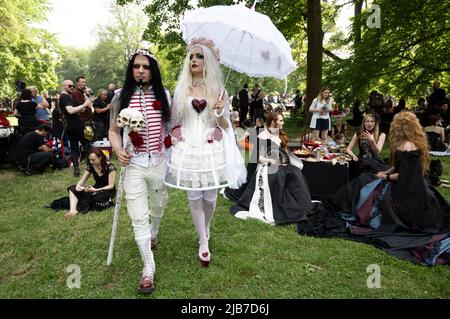 Leipzig, Deutschland. 03.. Juni 2022. Isabell und Oliver aus Berlin kommen zur Eröffnung des Wave-Gotik-Treffens (WGT) im Clara-Zetkin-Park in Leipzig. Nach zwei Jahren koronabezogener Pause trifft sich die schwarze Szene zur Ausgabe 29. des Festivals. Rund 200 Bands treten an rund 50 Veranstaltungsorten auf, Zehntausende Fans der schwarzen Szene, Kostümfreaks, dunkle Hippies, Vampir-Fans und Rokoko-Liebhaber verwandeln die Stadt in einen ganz besonderen Kosmos. Quelle: Hendrik Schmidt/dpa/Alamy Live News Stockfoto