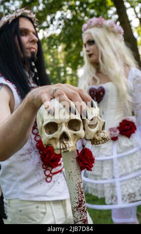 Leipzig, Deutschland. 03.. Juni 2022. Isabell und Oliver aus Berlin kommen zur Eröffnung des Wave-Gotik-Treffens (WGT) im Clara-Zetkin-Park in Leipzig. Nach zwei Jahren koronabezogener Pause trifft sich die schwarze Szene zur Ausgabe 29. des Festivals. Rund 200 Bands treten an rund 50 Veranstaltungsorten auf, Zehntausende Fans der schwarzen Szene, Kostümfreaks, dunkle Hippies, Vampir-Fans und Rokoko-Liebhaber verwandeln die Stadt in einen ganz besonderen Kosmos. Quelle: Hendrik Schmidt/dpa/Alamy Live News Stockfoto