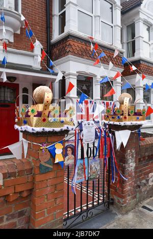 Englisches Gebäude mit Fahne und Bannern zur Feier des Platin-Jubiläums von Königin Elizabeth. Stockfoto