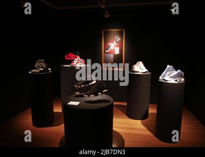 New York, USA. 03.. Juni 2022. Jordan Brand Sneaker sind im Rahmen der Six Rings Ð Legacy of the GOAT Kollektion bei Christie's am Freitag, den 3. Juni 2022 in New York City zu sehen und zur Auktion bereit. Foto von John Angelillo/UPI Credit: UPI/Alamy Live News Stockfoto