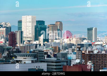 OSAKA - JAN 05: Panoramablick von oben auf den Geschäftsbereich von Osaka mit High-Tech-Wolkenkratzern, Januar 05. 2018 in Japan Stockfoto