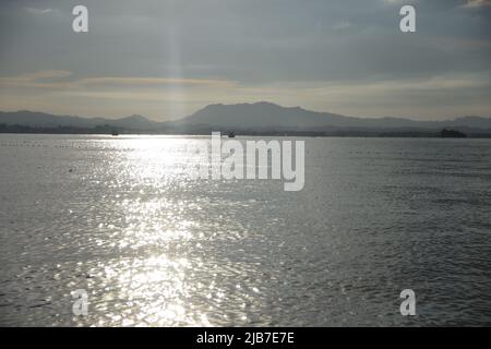 Blick auf den Kaptai-See bei Sonnenuntergang Stockfoto