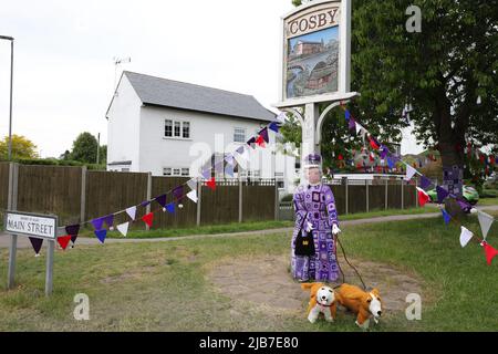 VEREINIGTES KÖNIGREICH. 03.. Juni 2022. COSBY, LEICESTERSHIRE, ENGLAND. JUNI 3RD 2022. Eine gehäkelte Version von Queen Elizabeth II. Und der Royal Corgis ist neben dem Ortseingang während der Queen Elizabeth II Platinum Jubilee Celebrations in Cosby, Leicester, zu sehen. Quelle: james holyoak/Alamy Live News Stockfoto