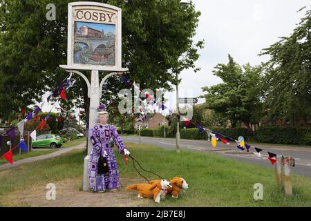 VEREINIGTES KÖNIGREICH. 03.. Juni 2022. COSBY, LEICESTERSHIRE, ENGLAND. JUNI 3RD 2022. Eine gehäkelte Version von Queen Elizabeth II. Und der Royal Corgis ist neben dem Ortseingang während der Queen Elizabeth II Platinum Jubilee Celebrations in Cosby, Leicester, zu sehen. Quelle: james holyoak/Alamy Live News Stockfoto