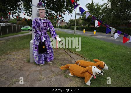 VEREINIGTES KÖNIGREICH. 03.. Juni 2022. COSBY, LEICESTERSHIRE, ENGLAND. JUNI 3RD 2022. Eine gehäkelte Version von Queen Elizabeth II. Und der Royal Corgis ist neben dem Ortseingang während der Queen Elizabeth II Platinum Jubilee Celebrations in Cosby, Leicester, zu sehen. Quelle: james holyoak/Alamy Live News Stockfoto