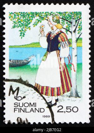 FINNLAND - UM 1989: Eine in Finnland gedruckte Briefmarke zeigt Frau aus Veteli, Regionales Kostüm, um 1989 Stockfoto