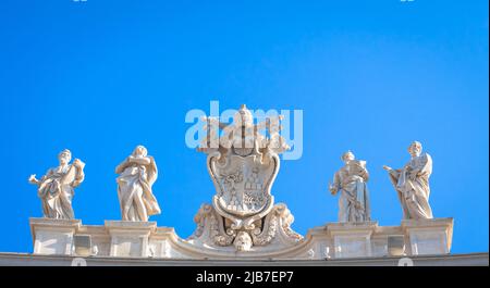 ROM, ITALIEN - CIRCA AUGUST 2020: Antikes Vatikansymbol auf dem Petersplatz Stockfoto