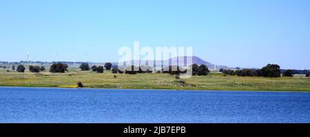 Panoramablick auf den See Shabania in den Golanhöhen mit Blick auf eine grüne Ebene und eine Bergkette in der Ferne. Eine hohe Auflösung. Stockfoto