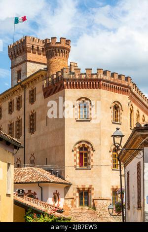 Barolo, Italien - um August 2021: Schloss Barolo. Das Dorf Barolo ist UNESCO-Weltkulturerbe. Stockfoto