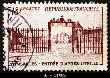 FRANKREICH - UM 1952: Eine in Frankreich gedruckte Briefmarke zeigt das Versailles-Tor, gemalt von Utrillo, Frankreich, um 1952 Stockfoto