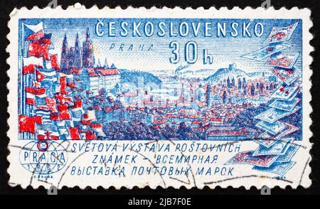 TSCHECHOSLOWAKEI - UM 1962: Eine in der Tschechoslowakei gedruckte Briefmarke zeigt View of Prague, Weltausstellung von Briefmarken, um 1962 Stockfoto