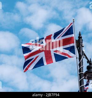 Epson Surrey, London, Großbritannien, 03 2022. Juni, Großbritannien Union Jack Flag Flying Against A Blue Summer Sky Stockfoto